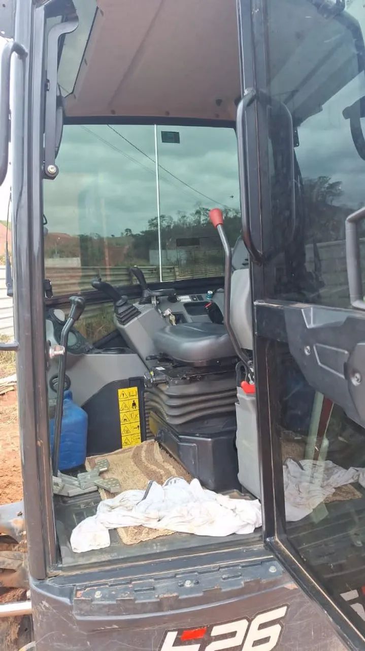 Mini escavadeira Bobcat E26 cabinada semi nova  - Foto 5