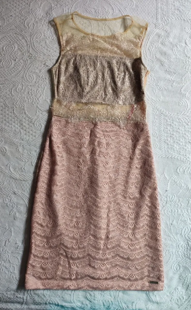Vestido de renda e tule rosa