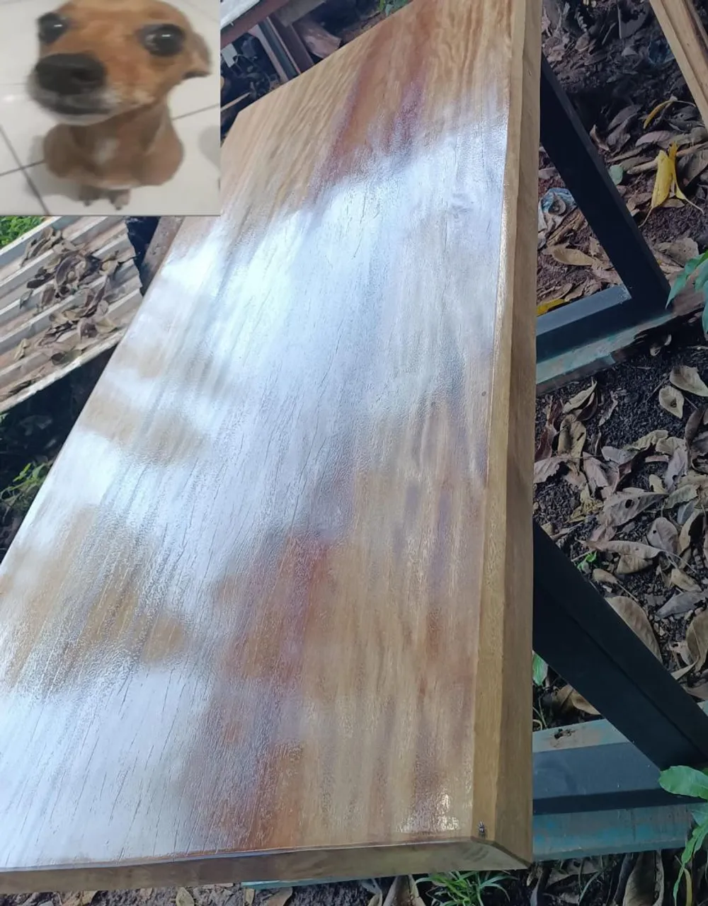 Mesa de madeira com estrutura em ferro