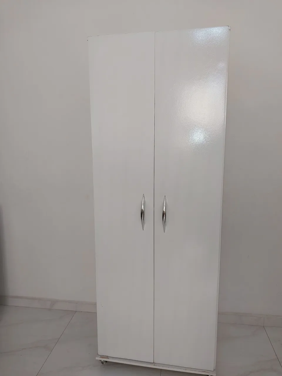Guarda-roupa branco com duas portas