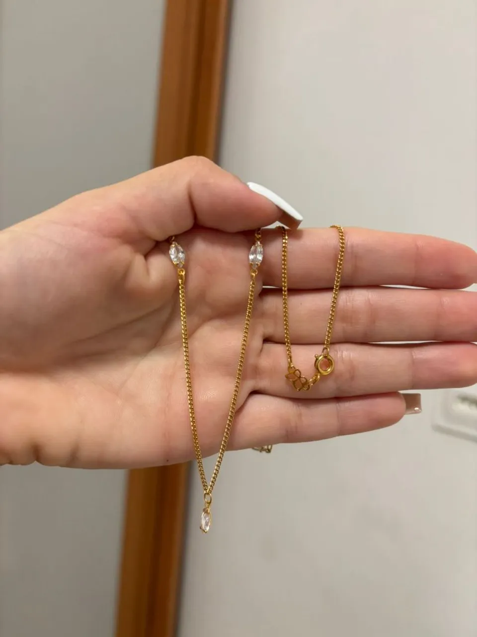 Colar Dourado Delicado com Zircônias