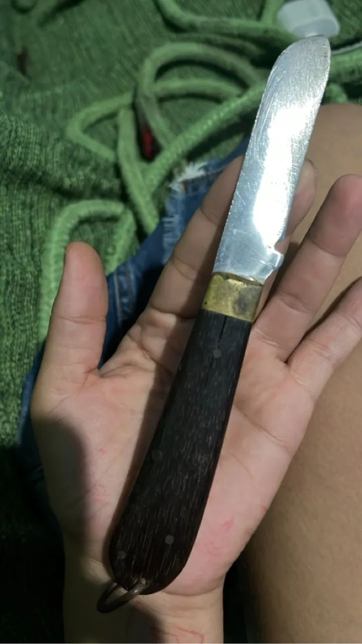 Faca de bolso antiga com cabo em madeira