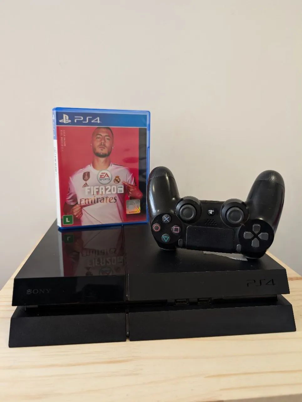 Ps4 com jogo e garantia