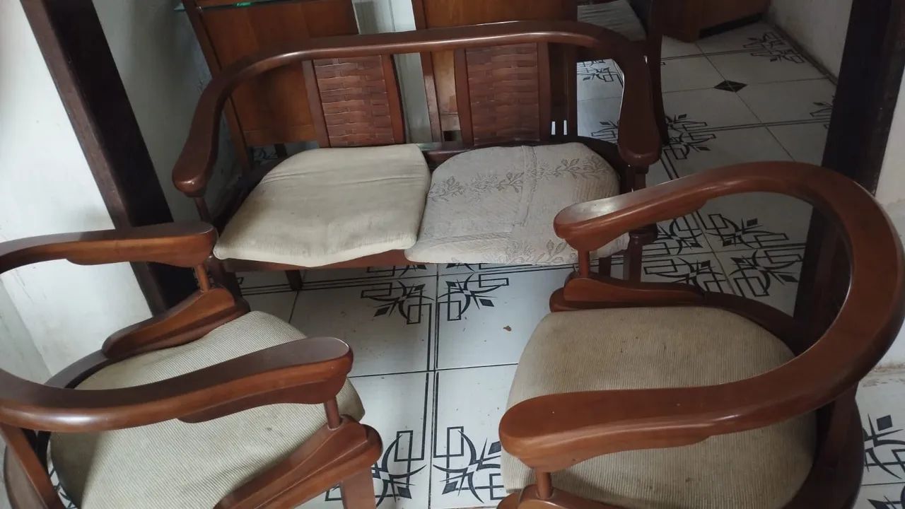 Conjunto de Sofá e Poltronas de Madeira Clássica
