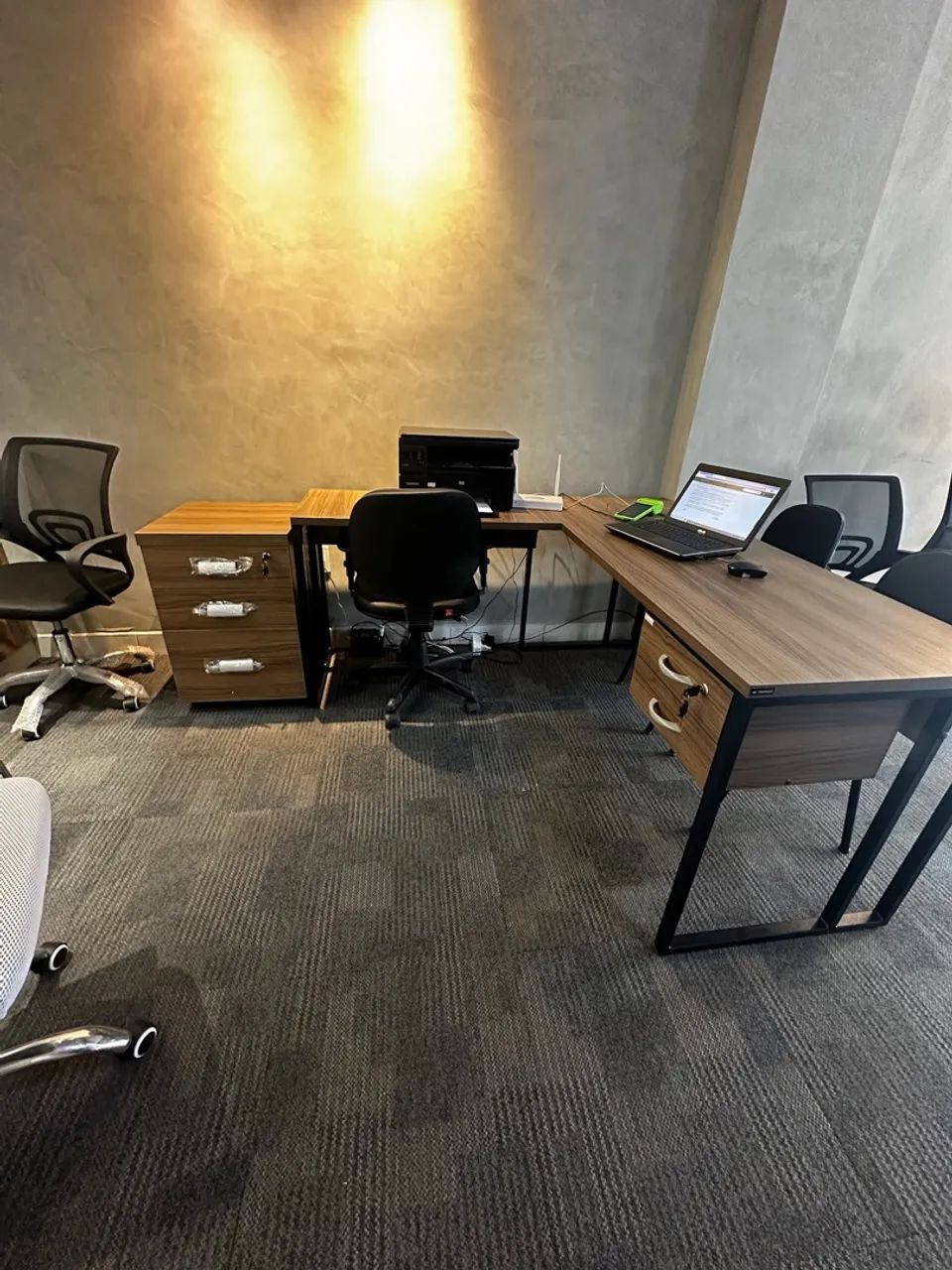Mesa em L 1.50x1.50 com Gaveteiro para Escritório - Design Moderno e Funcional