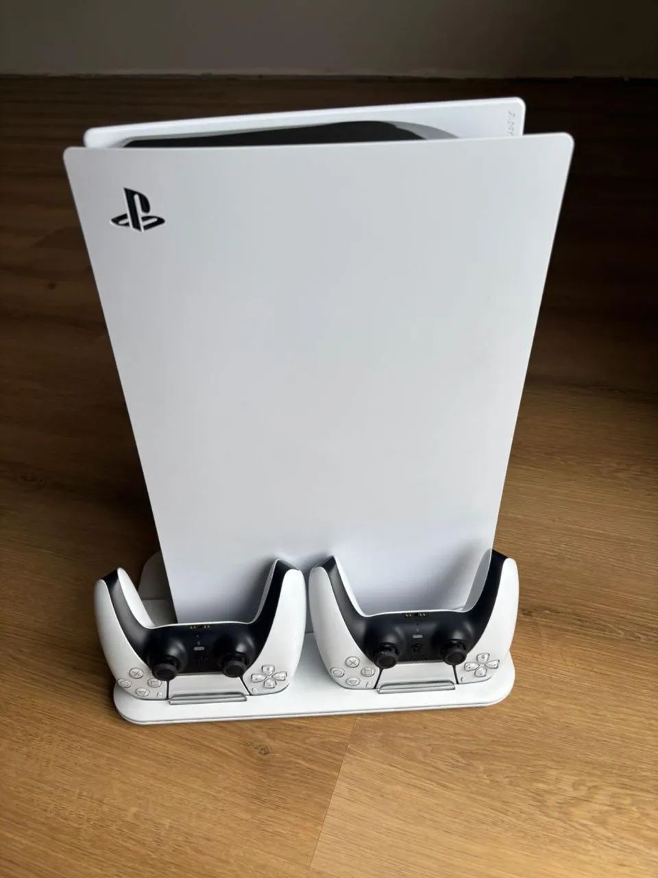 PlayStation 5 + 2 Controles DualSense + Base de Carregamento64300204654209120