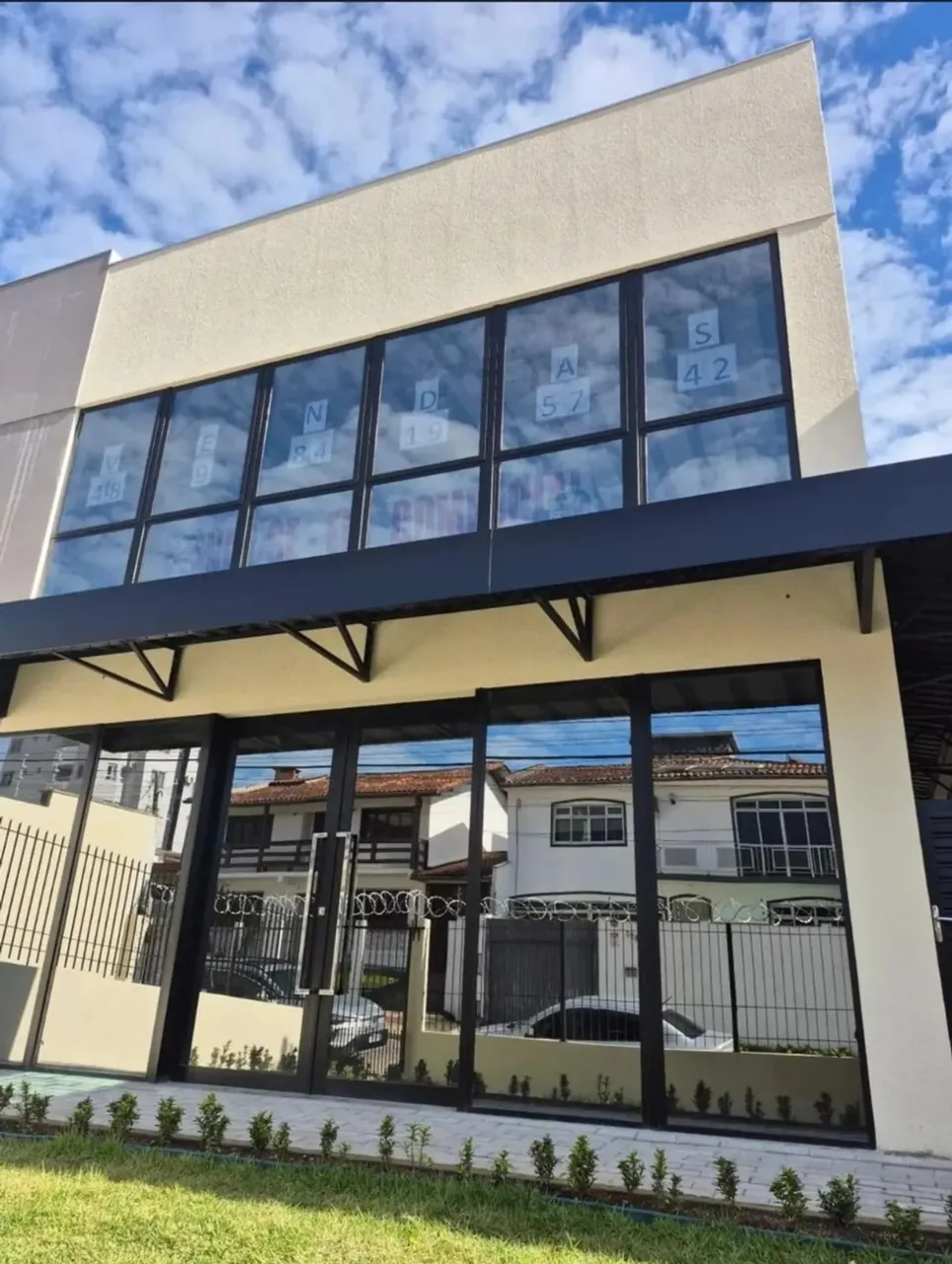 Prédio comercial com ótimo acabamento no Estreito