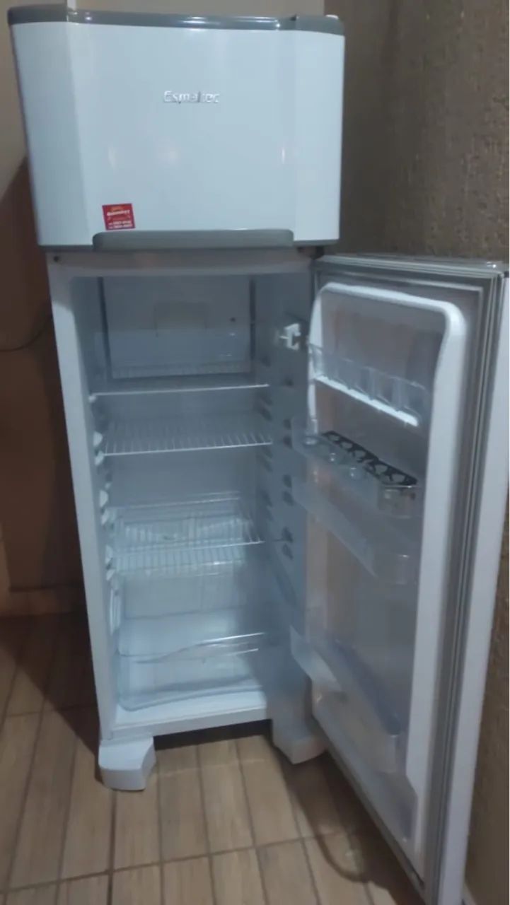 Geladeira semi nova e pequena, ideal para apartamento! - Foto 3