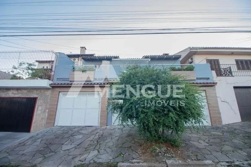 Casa com 3 dormitórios e 2 vagas de garagem, à venda no bairro Jardim Itu Sabará em Porto