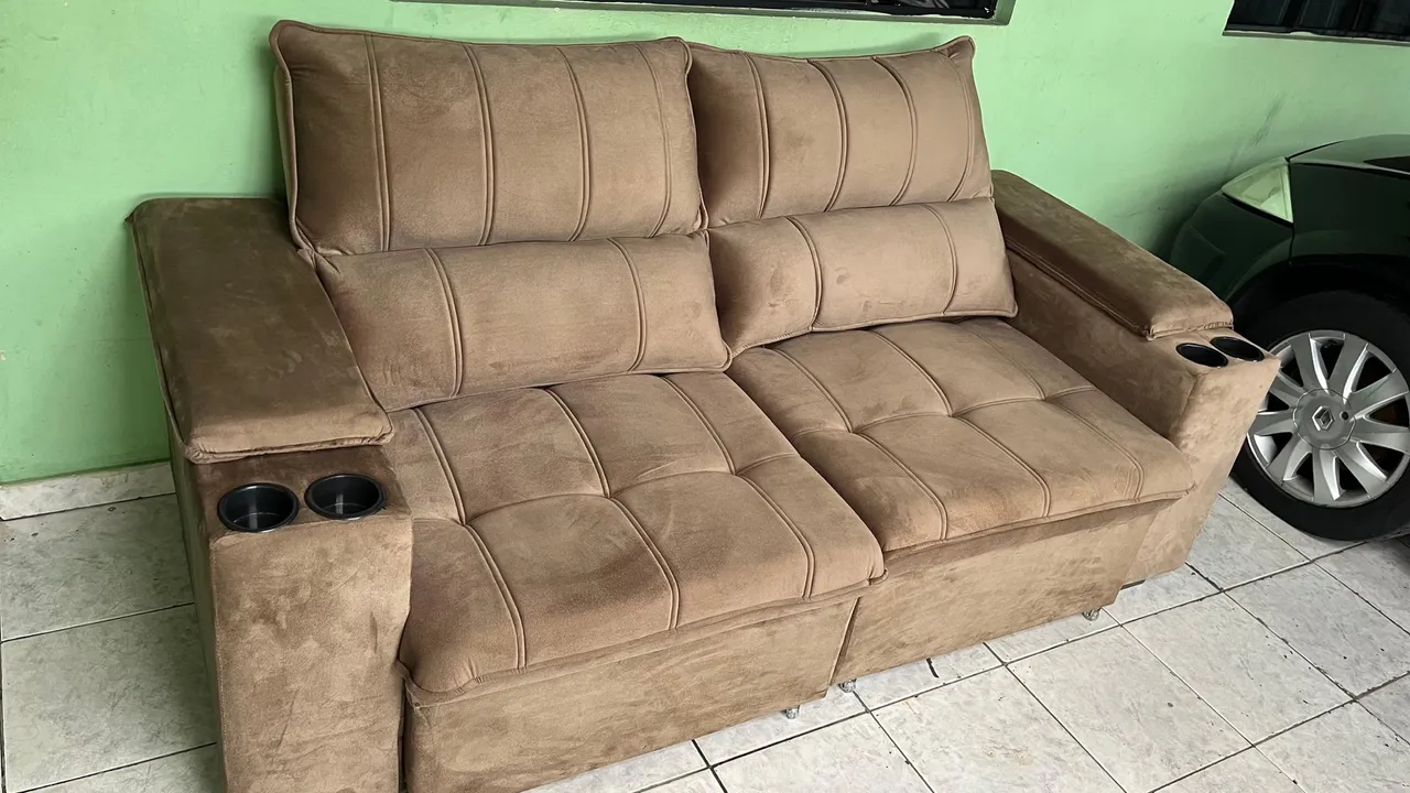 Sofá com porta-copos
