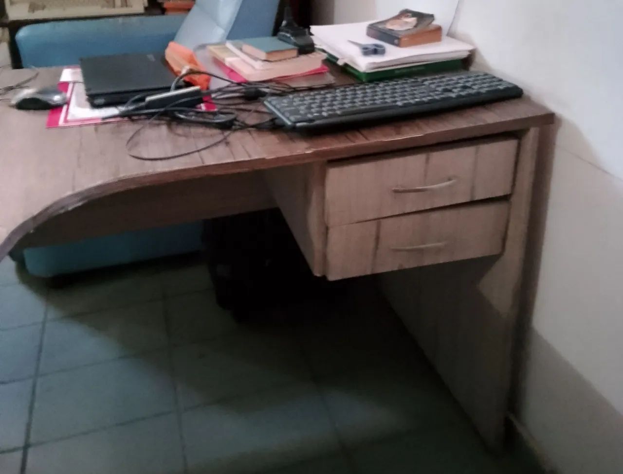 Escrivaninha de Canto em Madeira com 2 Gavetas