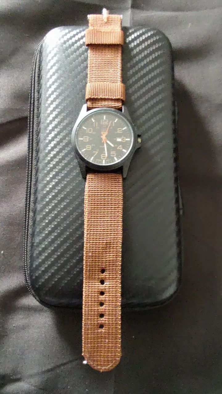 Relógio Fielder SK marrom com pulseira Fielder e máquina japonesa.