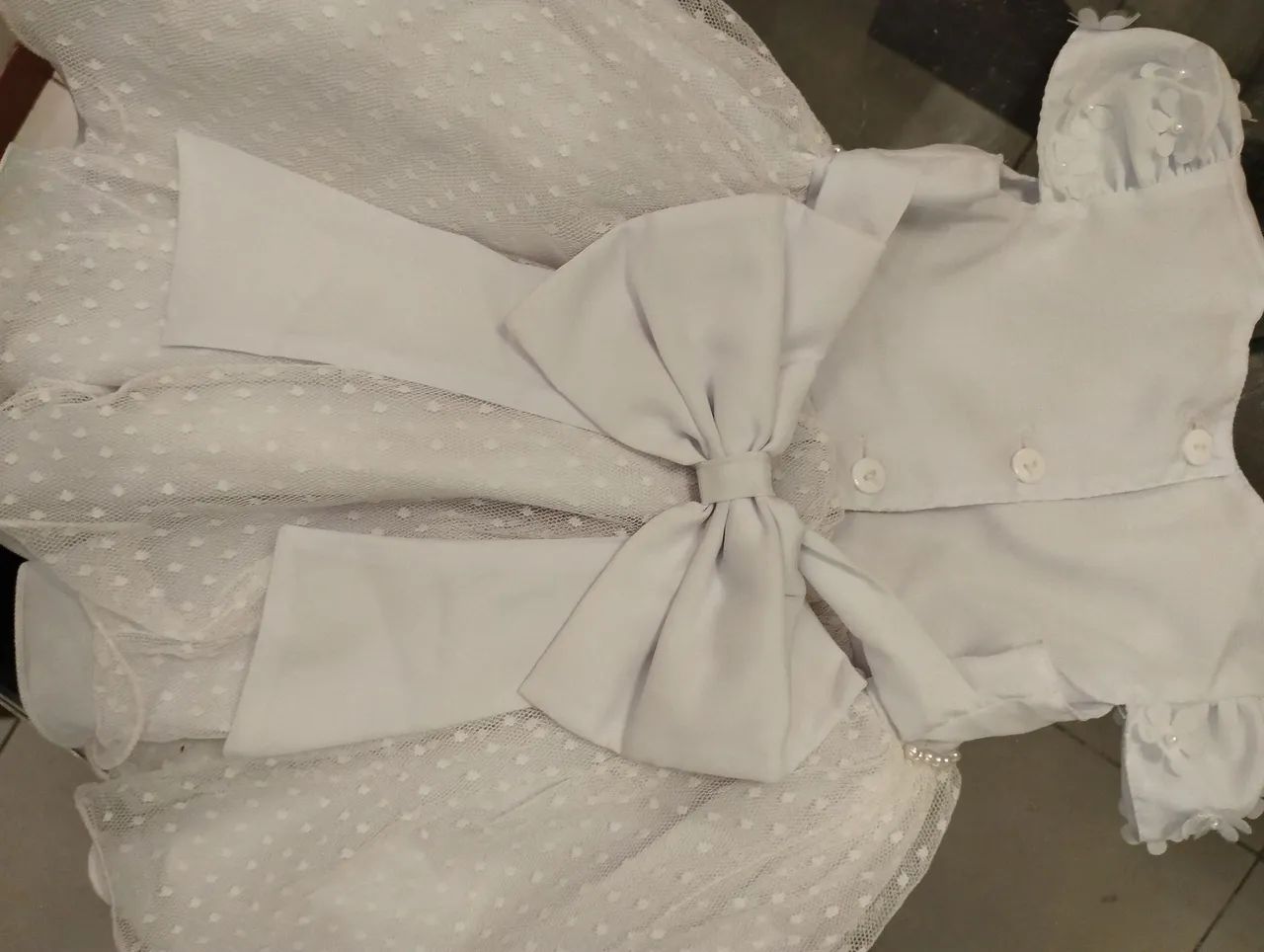 Vestido, sapato e laço brancos para batizado. - Foto 4