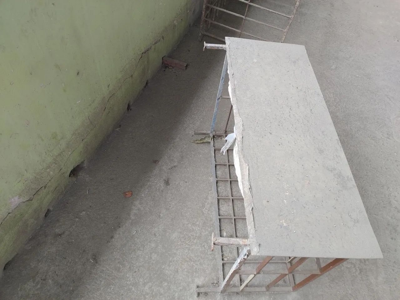 Grade de ferro para proteção de ar condicionado medindo 82x59x35 - Foto 3