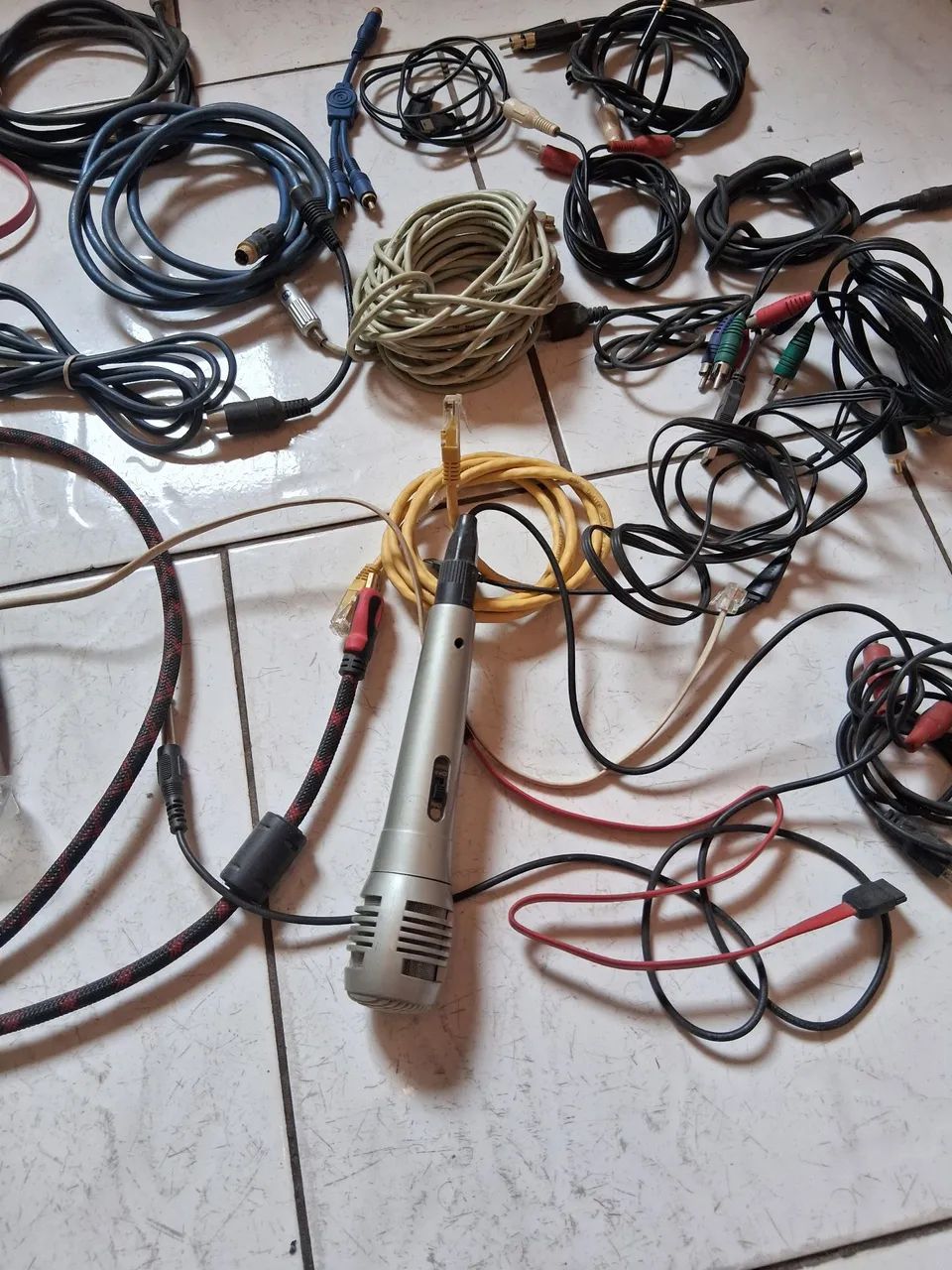 Cabos variados alguns novos e um microfone  - Foto 2