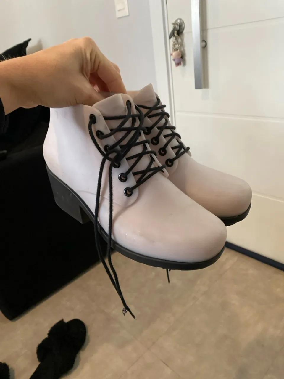 Bota feminina branca com cadarço preto