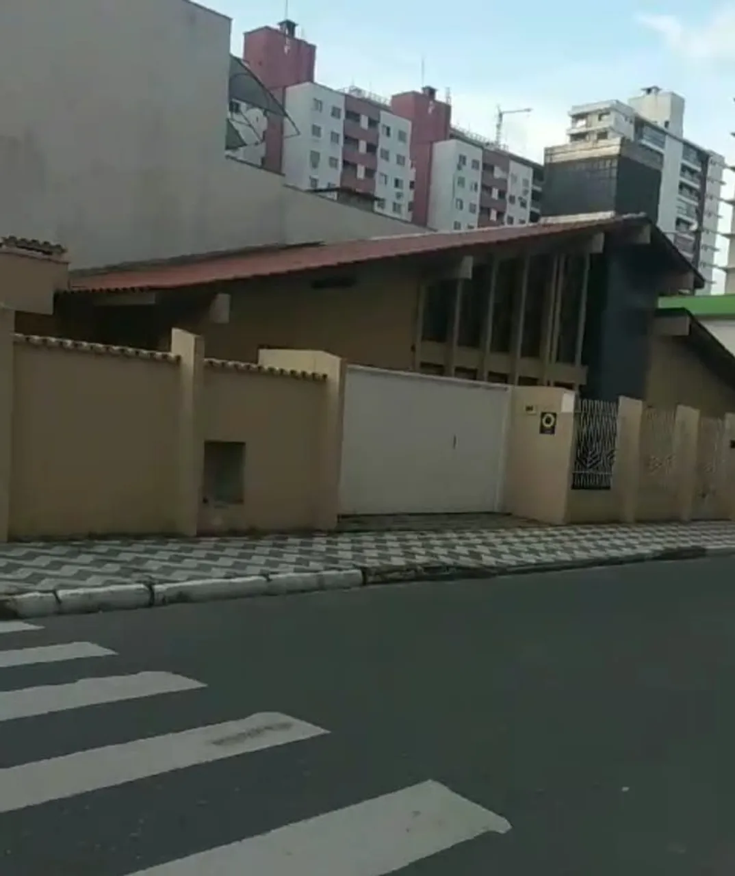 Casa de 160m² c/ 5 dormitórios e mezanino residencial e comercial no Centro em importante