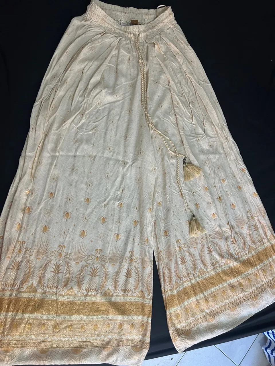 Calça Farm Pantalona Bege com Estampa Dourada
