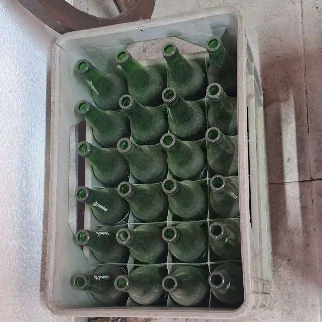 3 caixotes de cerv com garrafa vazia (1 heineken 2 itaipava) mais 1 caixote de skolzinha  - Foto 3