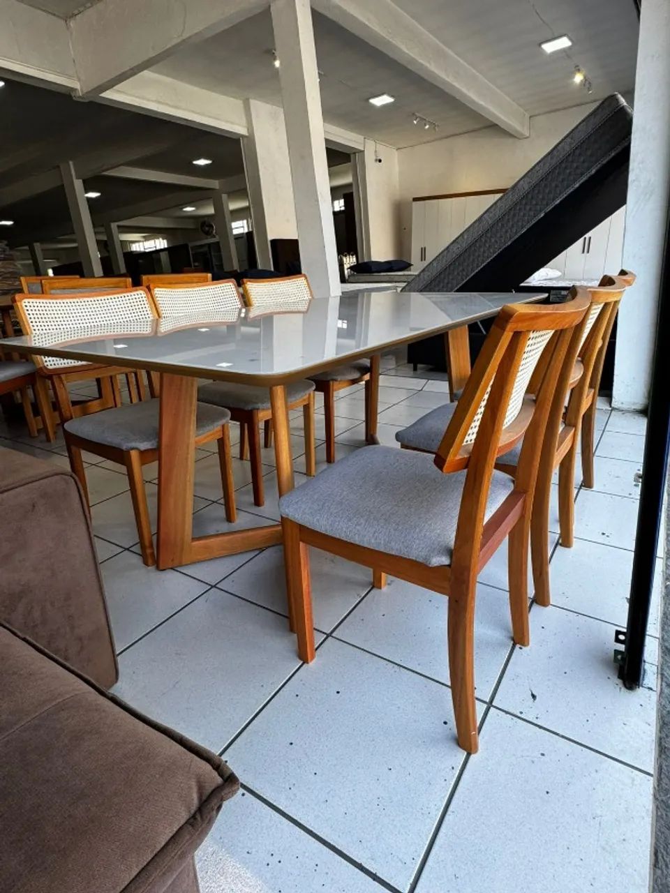 mesa com 6 cadeiras de madeira maciça 