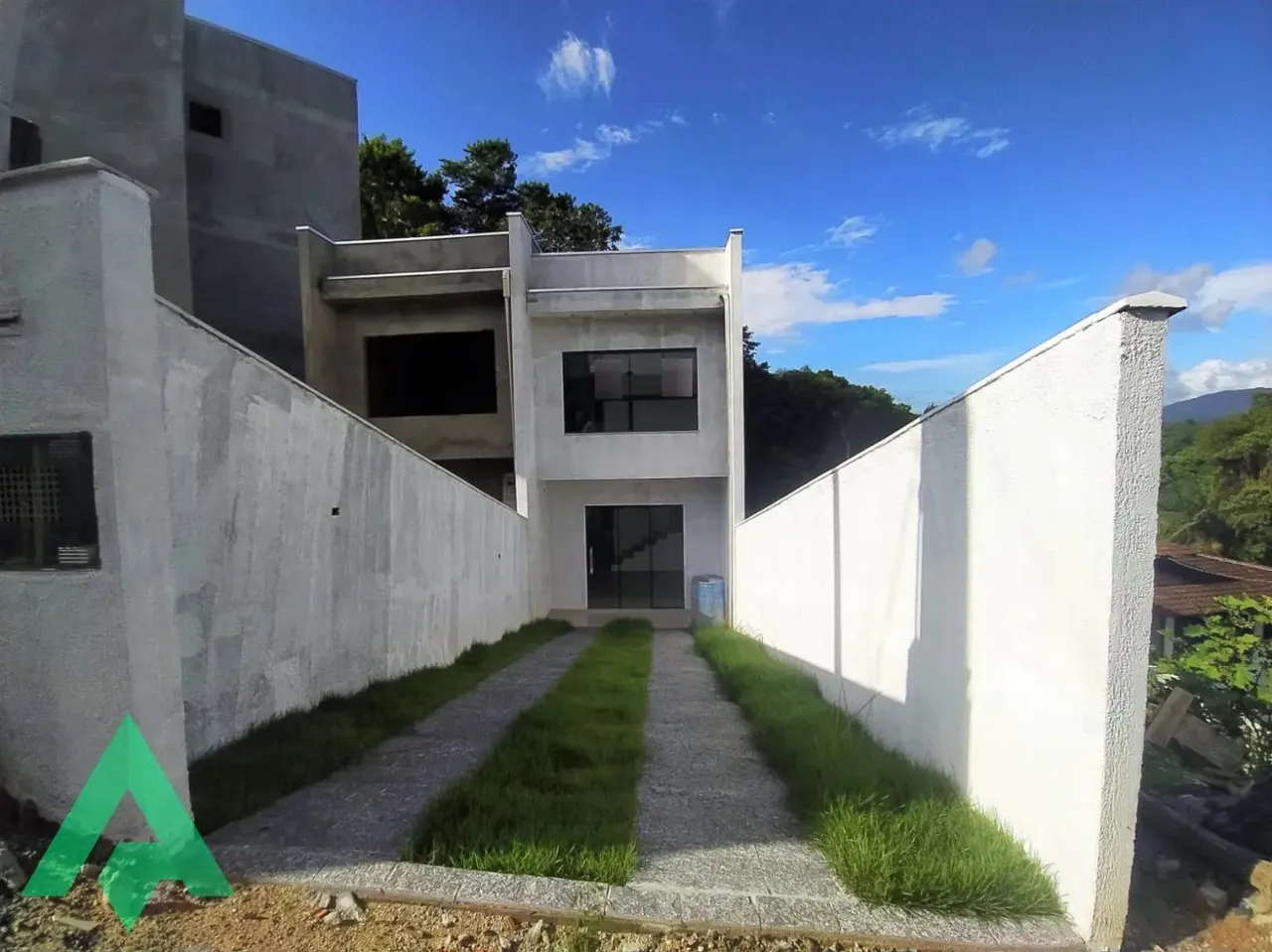 Ótimo sobrado, localizado no Bairro Fortaleza!!