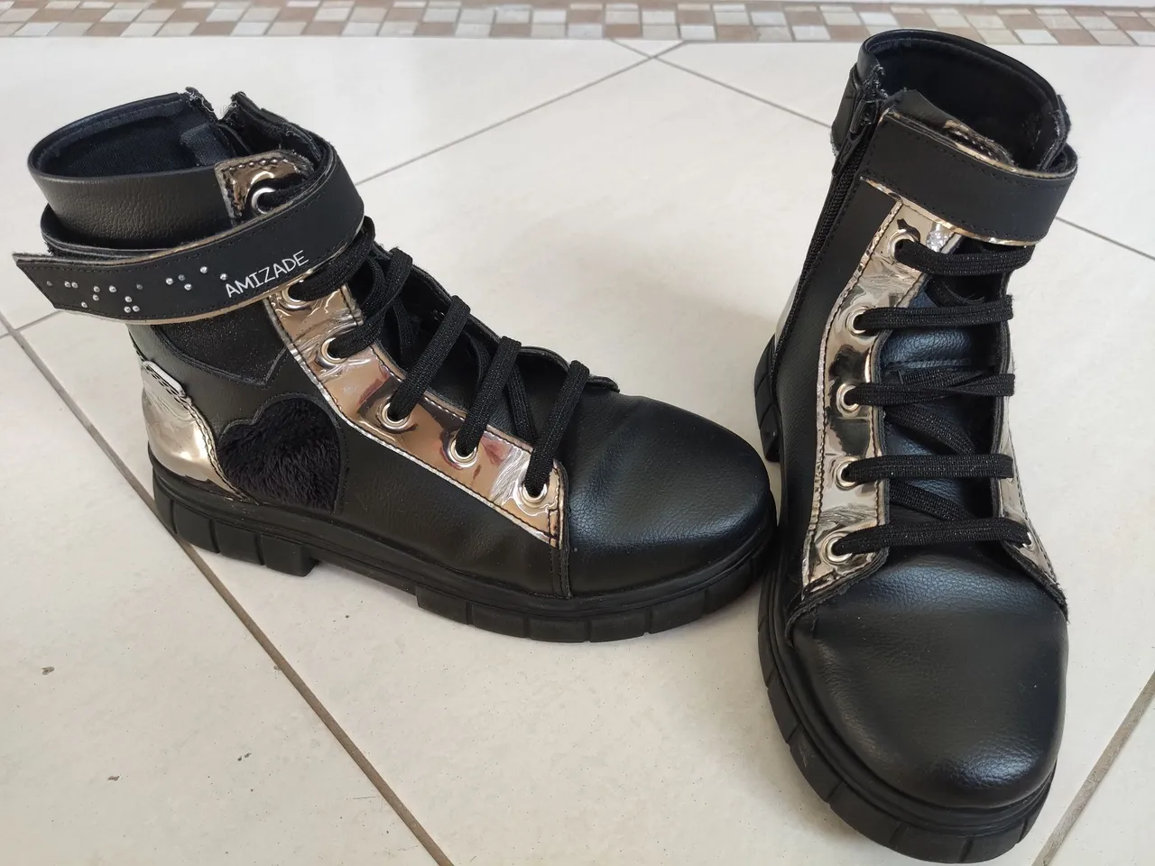 Bota marca Pampili tamanho 32, preta, com detalhes em prata, com zíper na lateral
