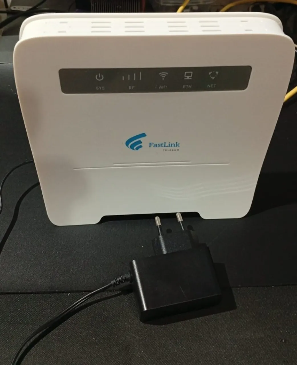 Roteador FastLink FLT718 com Wifi entrada para chip 3g e 4g, semi novo R$ 299,00