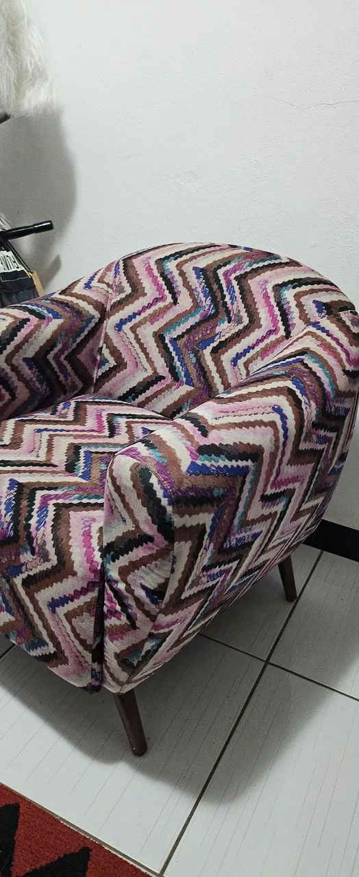 Poltrona Bourbon em Veludo Light e Pés Palito