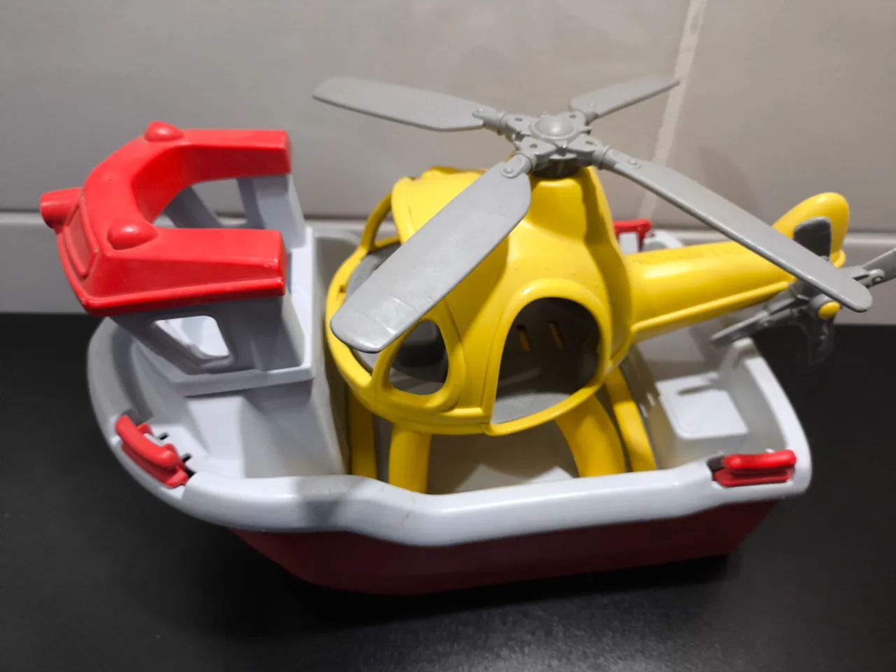Barcos de brinquedo e helicóptero 
