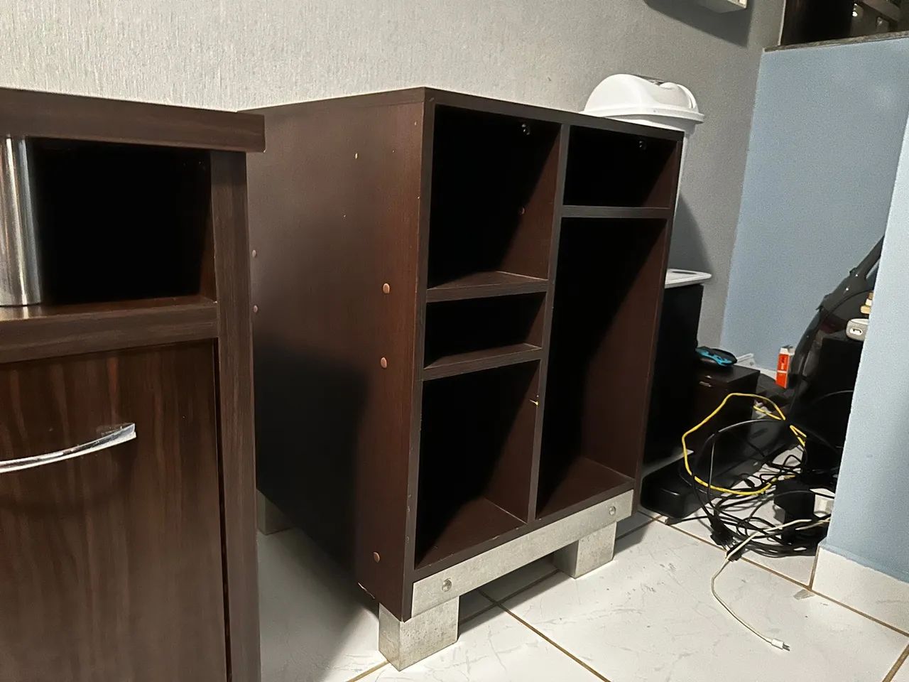 Móvel Multiuso em Madeira Escura - Ideal para Escritório, Sala ou Quarto
