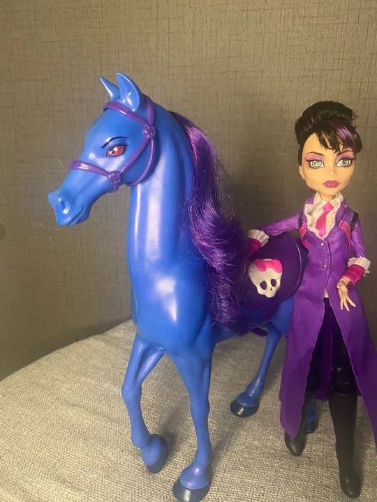 Boneca Monster High - Diretora sem cabeça com Cavalo - Foto 3