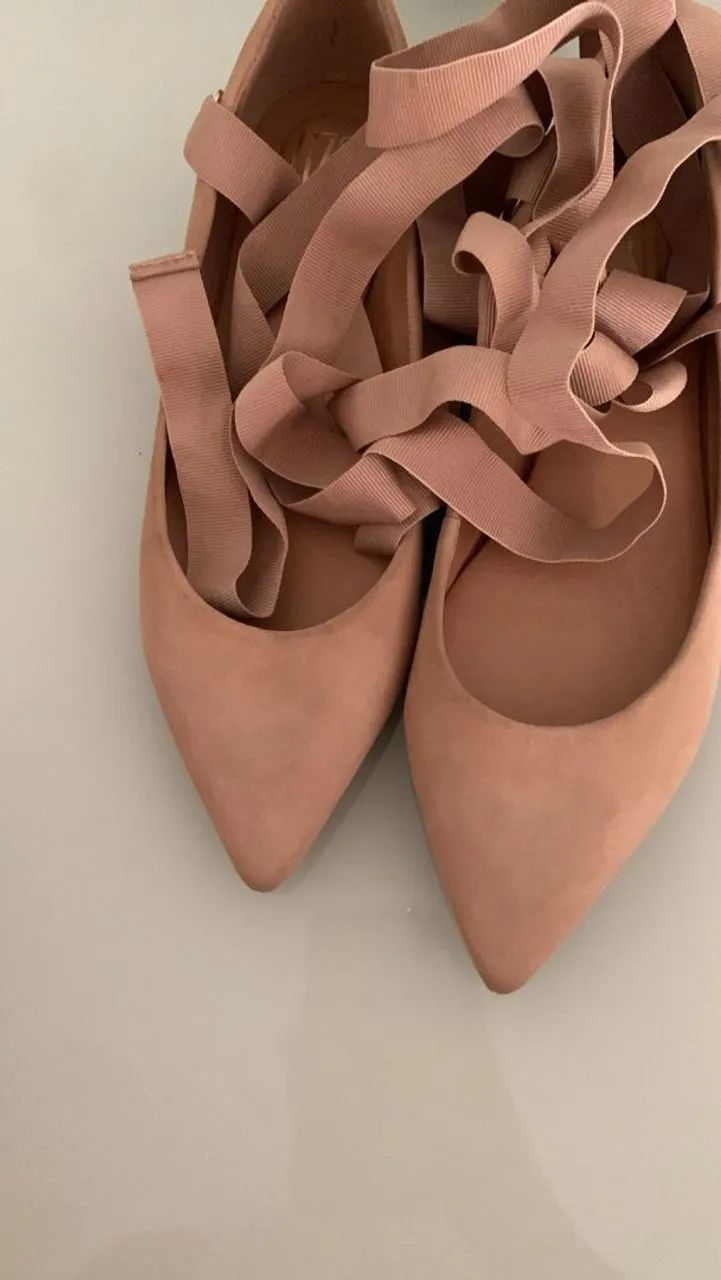Sapatilhas rosa com tiras para amarrar