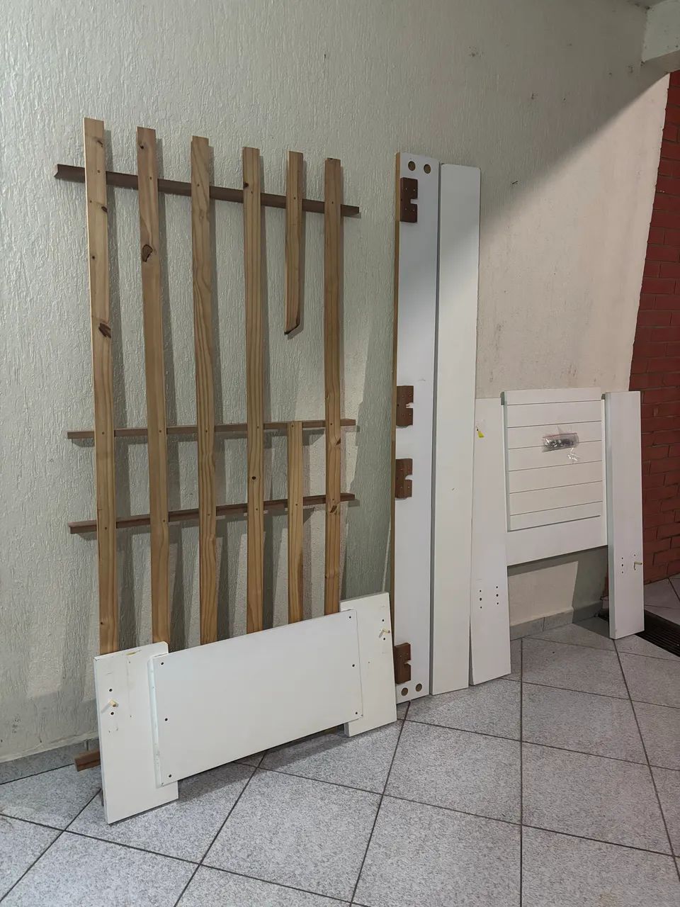 Vendo cama de solteiro de madeira MDF - Foto 3
