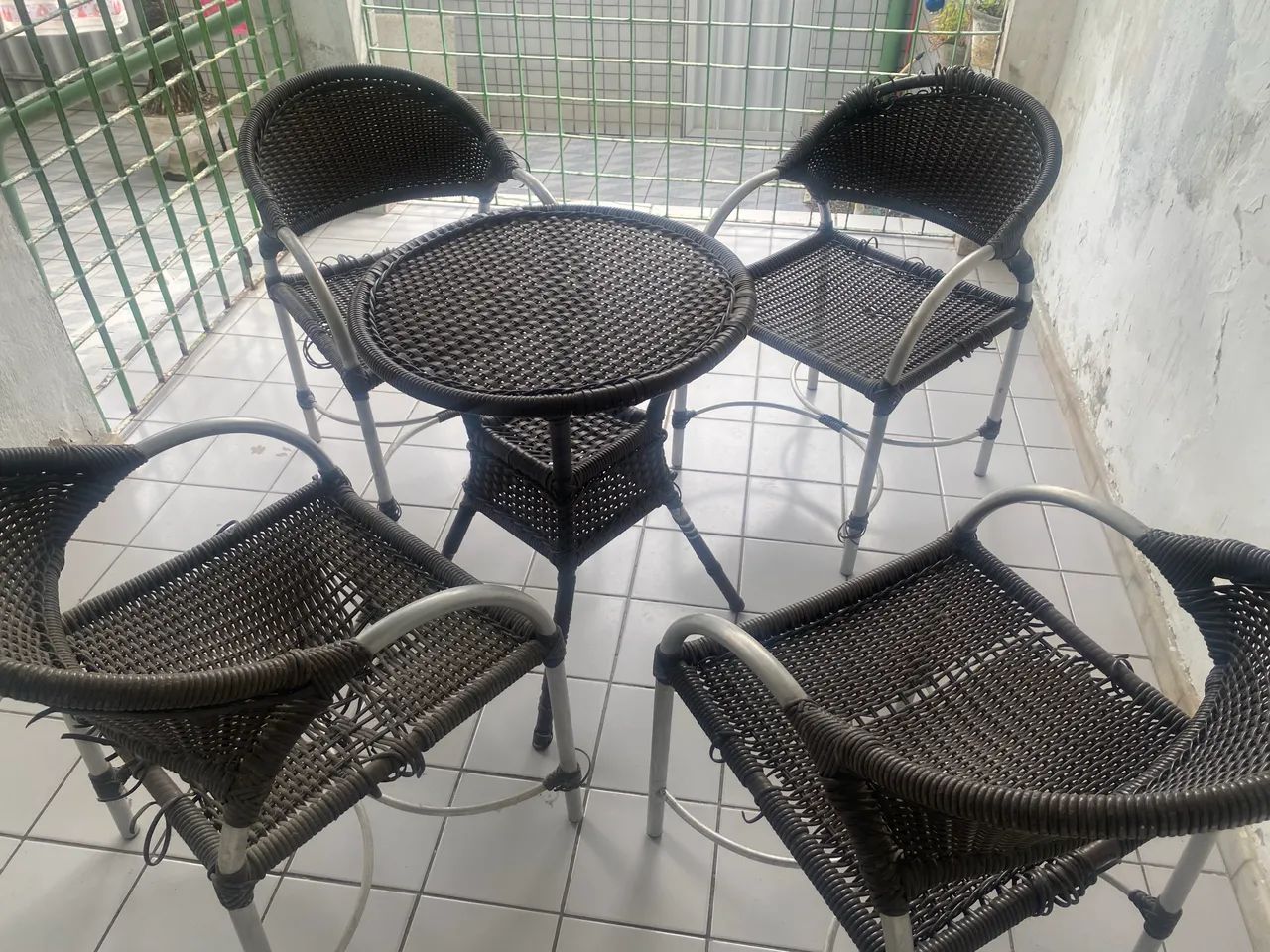 Conjunto de centro e cadeiras 
