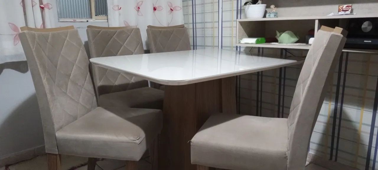 Vendo uma mesa de jantar e quatro cadeiras  - Foto 3
