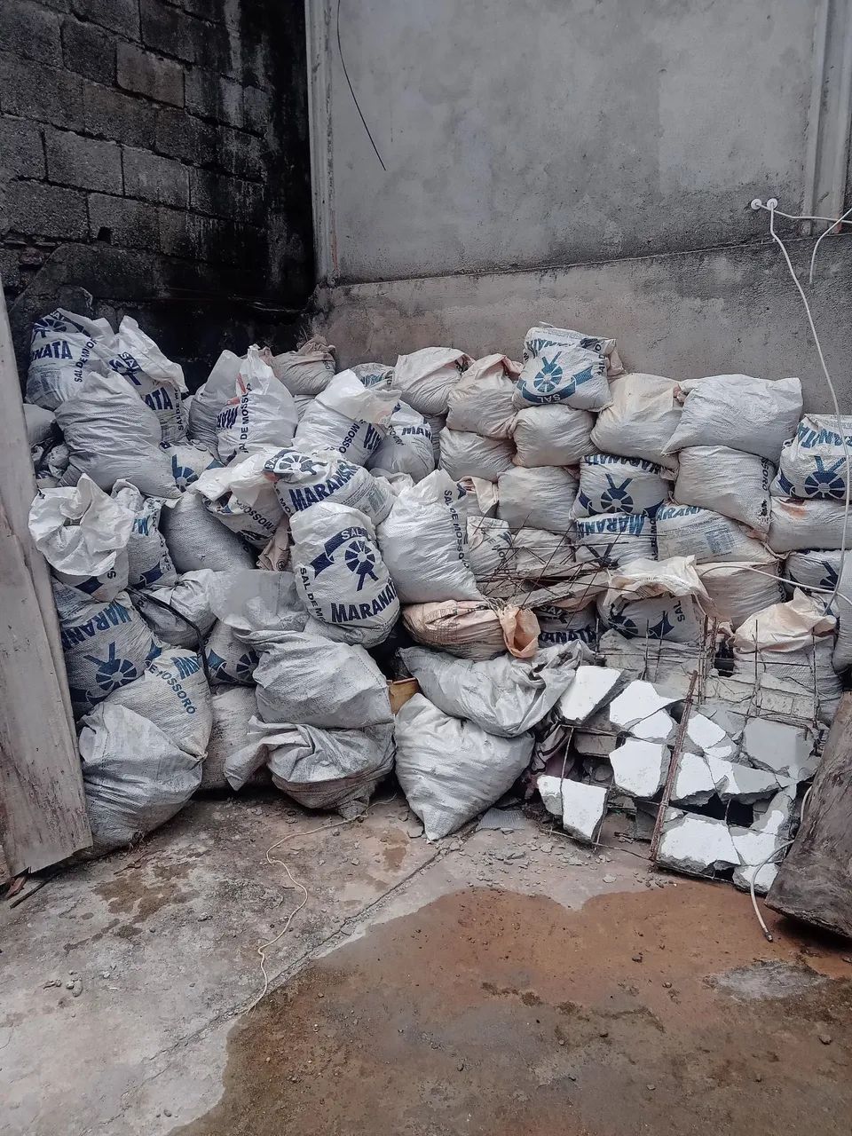 Entulho de construção para aterrar terreno.   - Foto 4