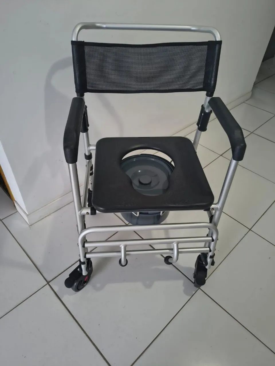 Cadeira de banho e andador. - Foto 5