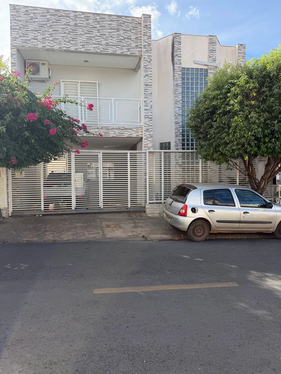 Portão de ferro com grade lateral