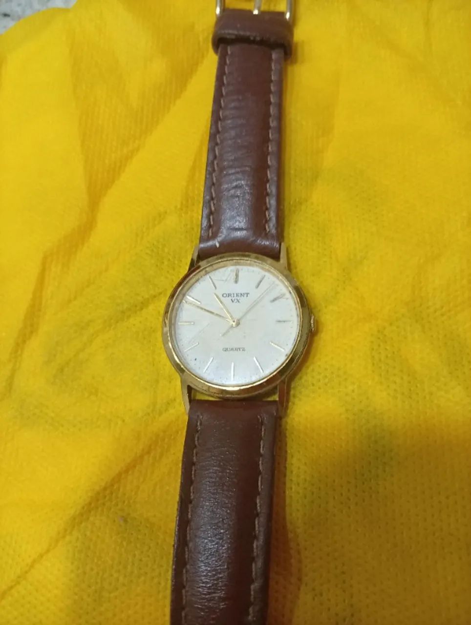 Relógio Orient quartzo, analógico, dourado e pulseira couro