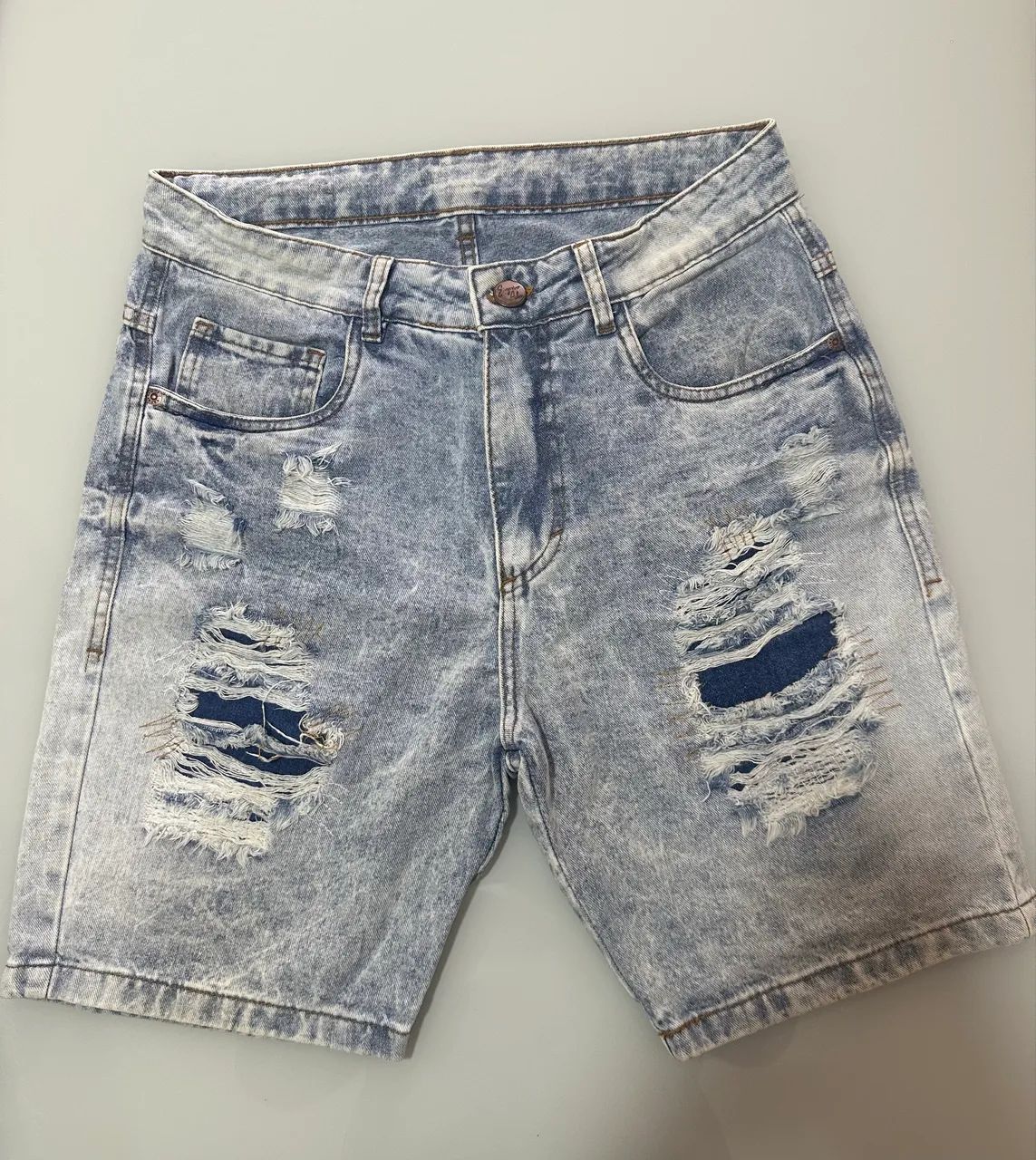 bermuda jeans masculina clara com puídos e barra desfiada- P