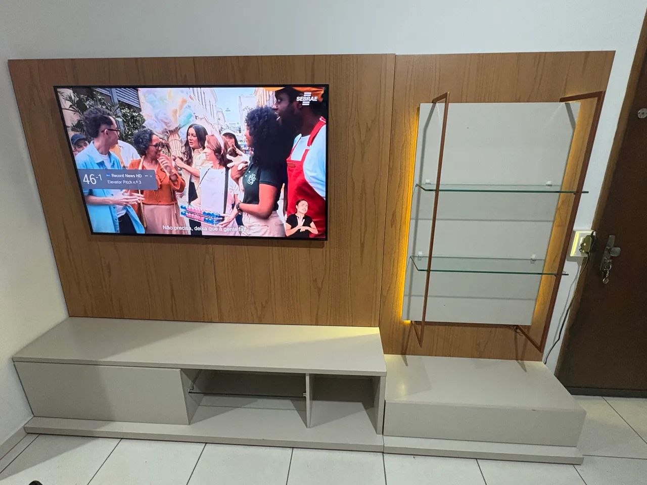 Rack com painel com prateleiras e LED