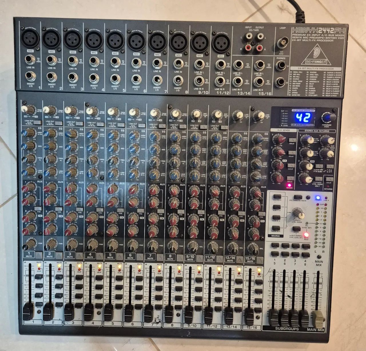 Mesa de Som Behringher Xenyx FX 2442 FX - Foto 4