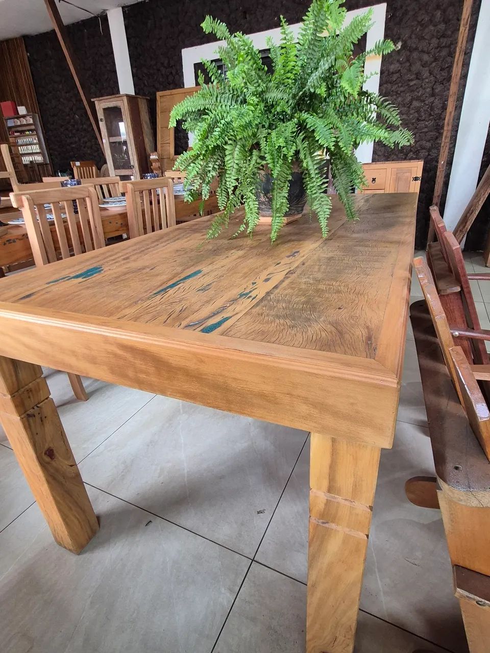 MESA RÚSTICA EXCLUSIVA COM DETALHES EM RESINA VERDE!  - Foto 3