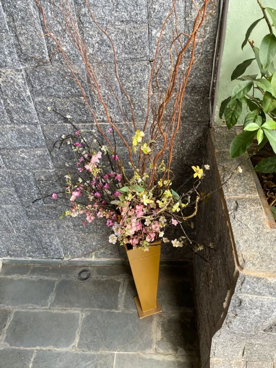 Vaso com arranjo de flor artificial - Foto 2