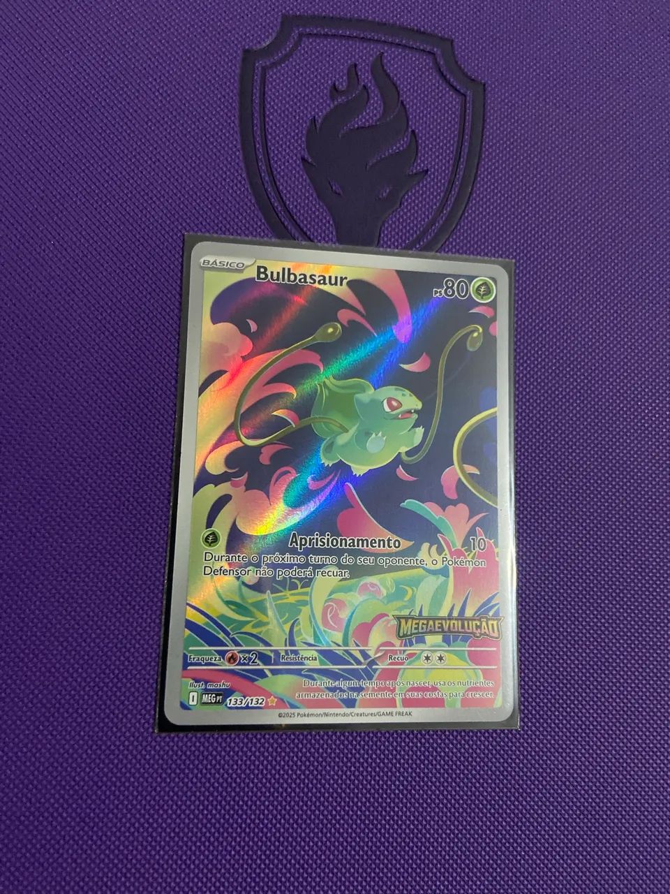 Trio de cartas Pokémon TCG - arte continuada Bulbasaur e evoluções  - Foto 2