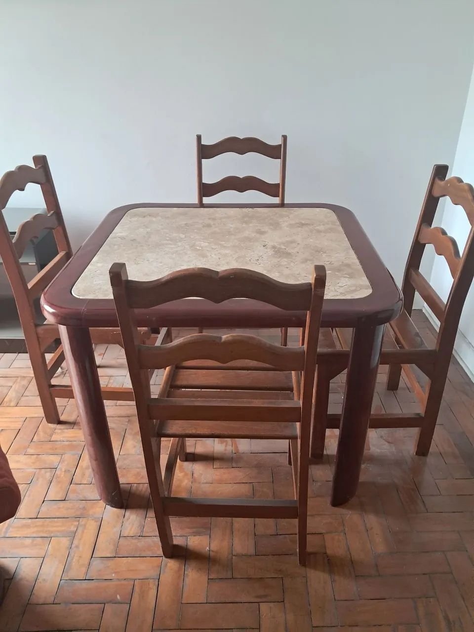 Mesa de sala de jantar em madeira e mármore com 4 cadeiras - Foto 2