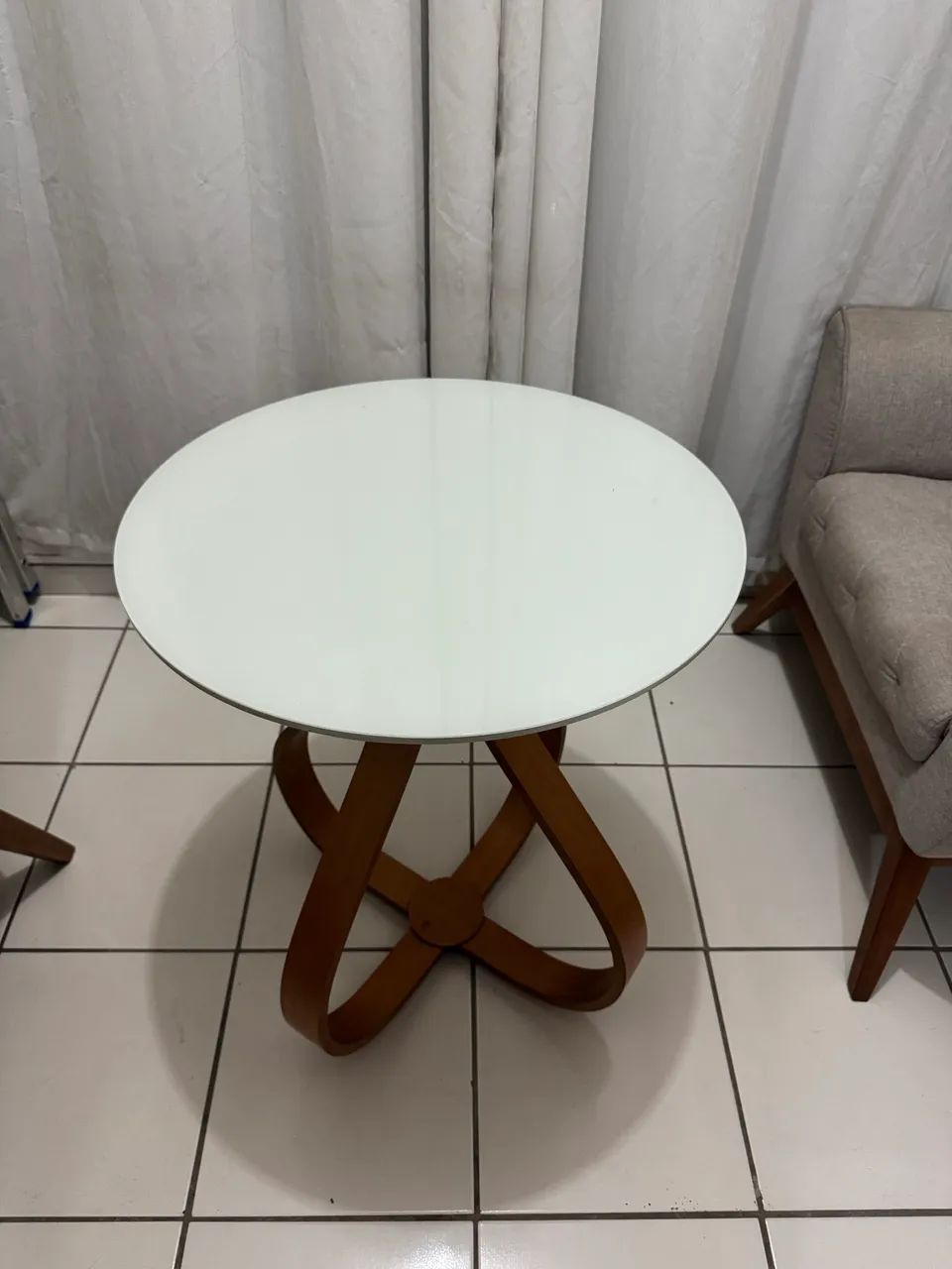 Mesa Lateral Redonda Off White com Base em Madeira - Foto 2