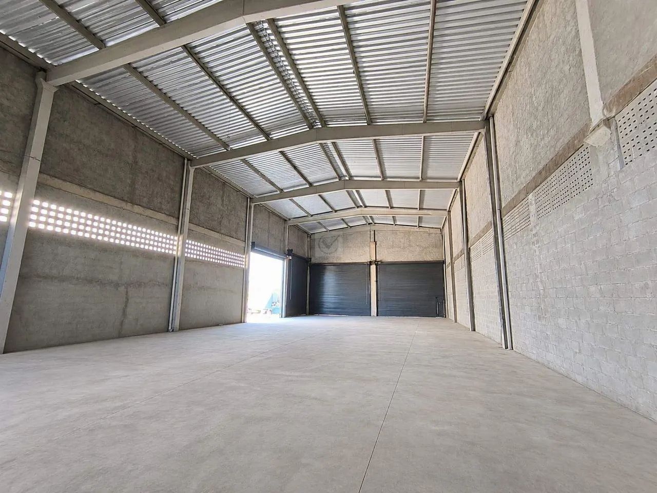 Excelente Galpão Comercial com 450m²  Posição Norte e Localização Estratégica! . - Foto 2