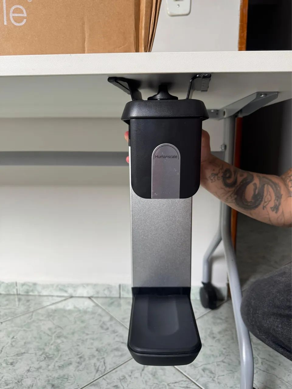 Suporte CPU humanscale novo sem uso na caixa  - Foto 2