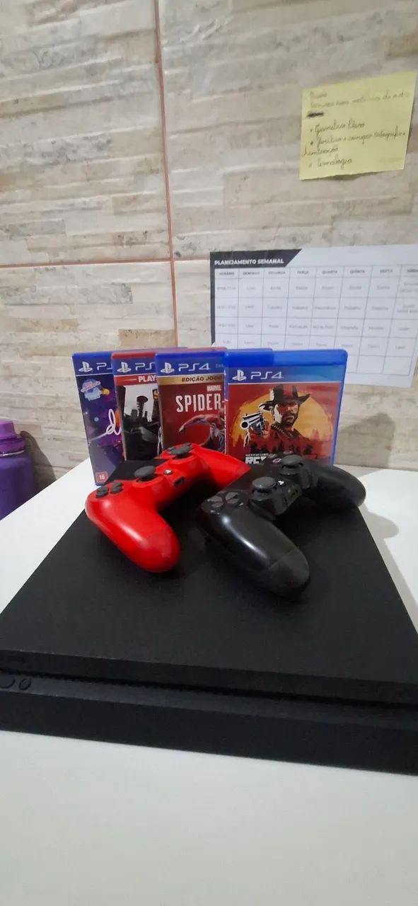Ps4 de 1tb (2 controles e 4 jogos) 